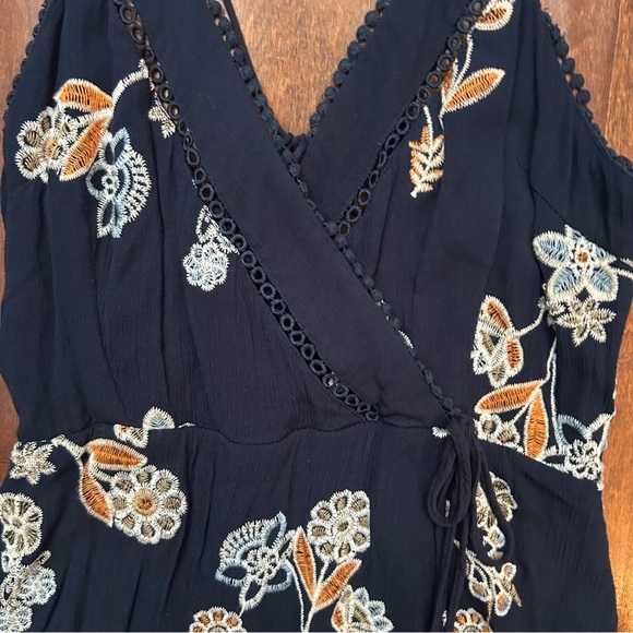 J.O.A. Women’s Hi-Lo Midi Navy Crinkled Floral Embroidered Wrap Dress, Size Lg - Picture 5 of 16